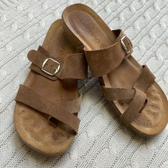 yokono Shoes - Women’s sz 8 Yokono leather sandals. Between the tow open heel buckle tan Spain